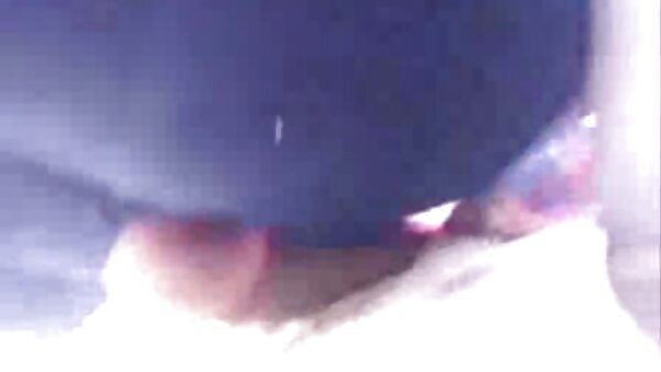 Љубителот на фен го цица длабокото грло во жешкото порно видео за орален секс
