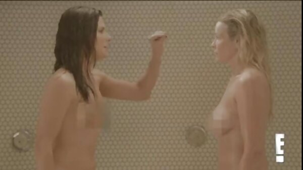 Ками снима во прекрасно меѓурасно видео за анален секс