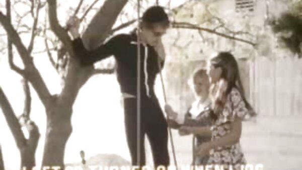 Titty MILF го придвижува нејзиниот целулит задник на врвот