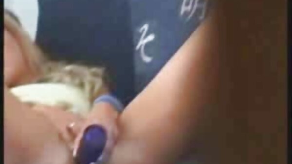 Примамливото јапонско бебе Јуи Комија е активно заебано со прсти