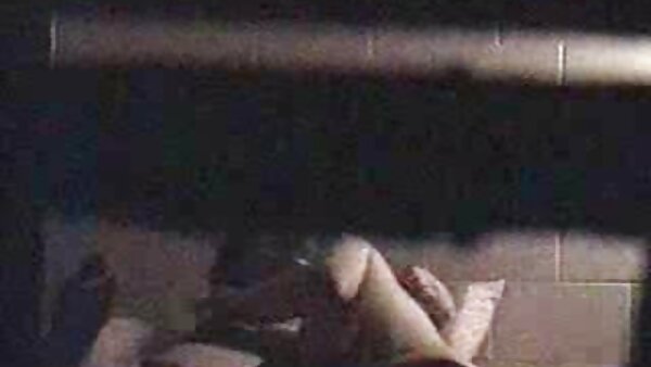 Домашно видео во кое се прикажува жешка тинејџерка со соло прстите на нејзиниот муф