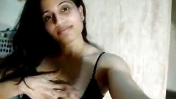 Секси индиско бебе мастурбира на камера