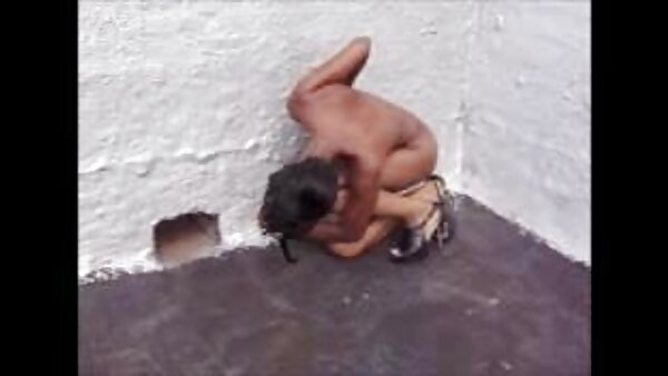 Ловецот на петли Прија Раи го цица длабокото грло на курот и се удира во мисионерска положба