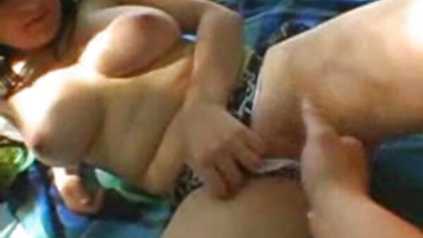 Ситното бебе Алексис Адамс ја трие својата пичка на подот