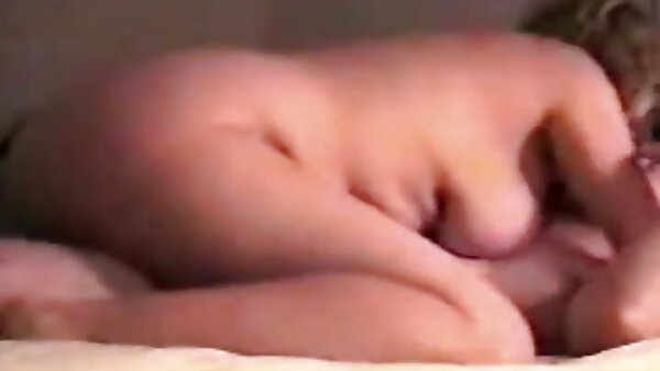 Миленото јапонско бебе Мику Харуно правилно го полира тврд кур